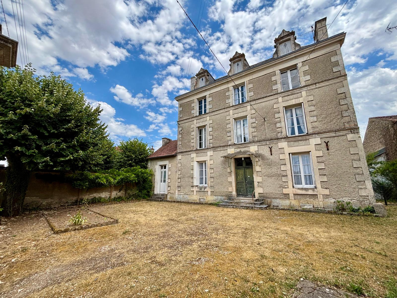 Charmante maison en pierre de 139 m2 avec préau, garage et c